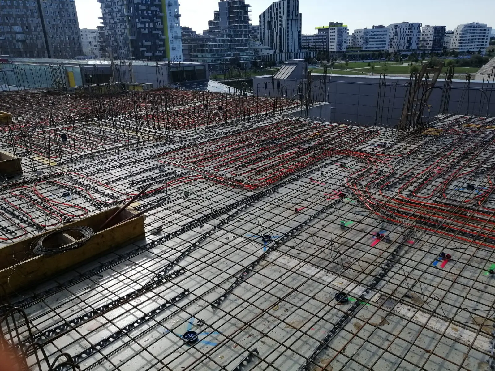 Iron bending on-site for foundation reinforcement with underfloor heating