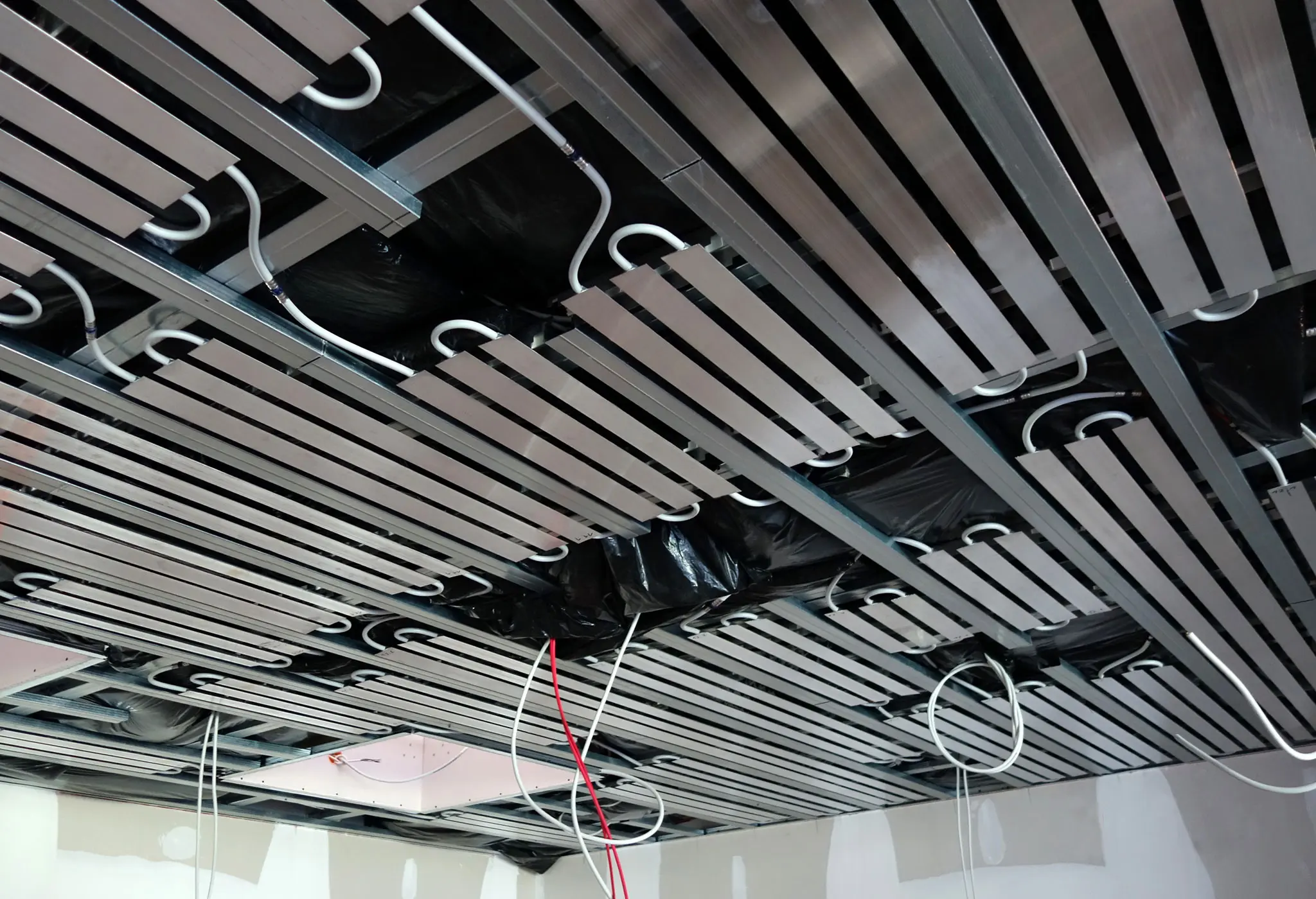 Ceiling cooling installation using Kekelit systems